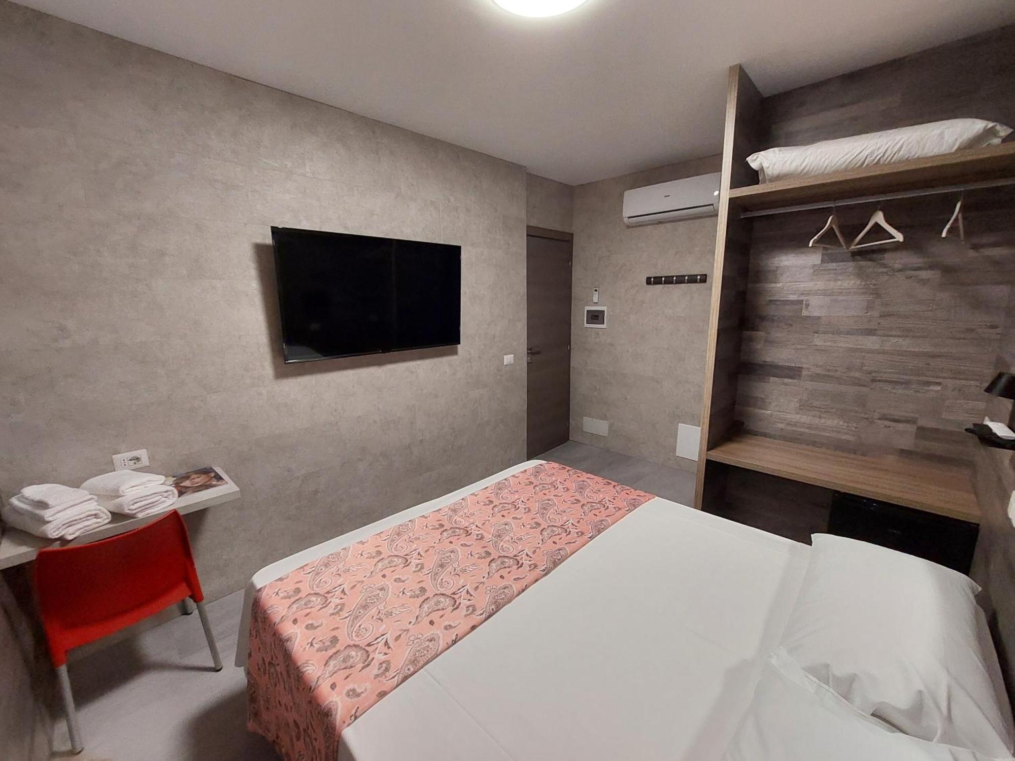 Hotel Pontenuovo Merone エクステリア 写真
